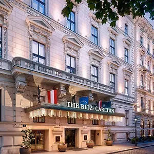 The Ritz-carlton, Отель